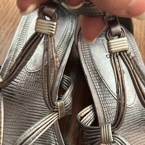 MICHELLE D. Silver Strappy SANDALS💝Pretty & Dressy Size 9 Comes w/Original Box - Picture 15 of 15